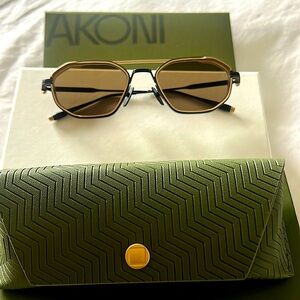 Description
Solis, Akoni’s latest spin on the classic navigator silhouette,